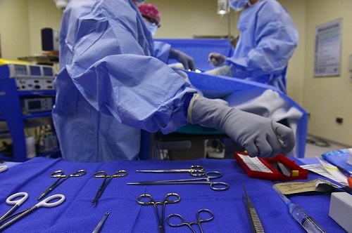 עורך דין רשלנות רפואית, ניסתה להתאבד אחרי ניתוח קוסמטי כושל – הרופא יפצה ביותר ממיליון ש' 
