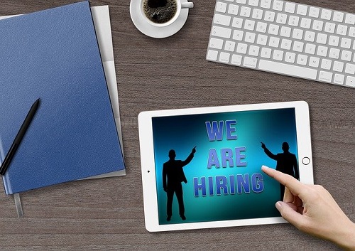 עוד חובות, ביקש להפחית את התשלומים בתוכנית הפירעון כי אשתו לא עובדת