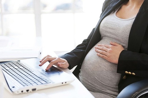 עו"ד דיני עבודה, ניסה להתחמק מלהעסיק עובדת בהיריון – ויפצה