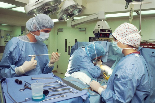 רשלנות רפואית בניתוח, כ-1.35 מיליון ש' לאישה שהפכה משותקת אחרי ניתוח להחלפת מפרק