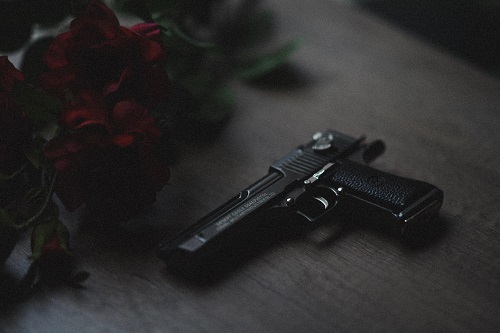 עורך דין דיני משפחה, האישה ביקשה להיפרד – הבעל שלף אקדח: "הלכו לי החיים"