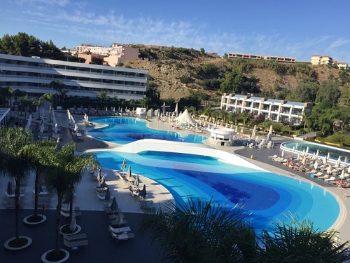 עורך דין נזיקין, כ-2 מיליון ש' פיצויים לאורחת שנפלה ביציאה מהמלון