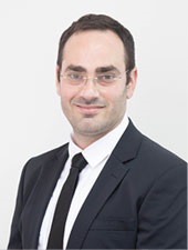 עו"ד נזיקין, החליקה על פסולת של שיפוצים – וזכתה ב-132 אלף שקל