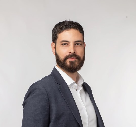 עו"ד מקרקעין, הפך את החצר המשותפת ל"זולה" פרטית – ונתבע