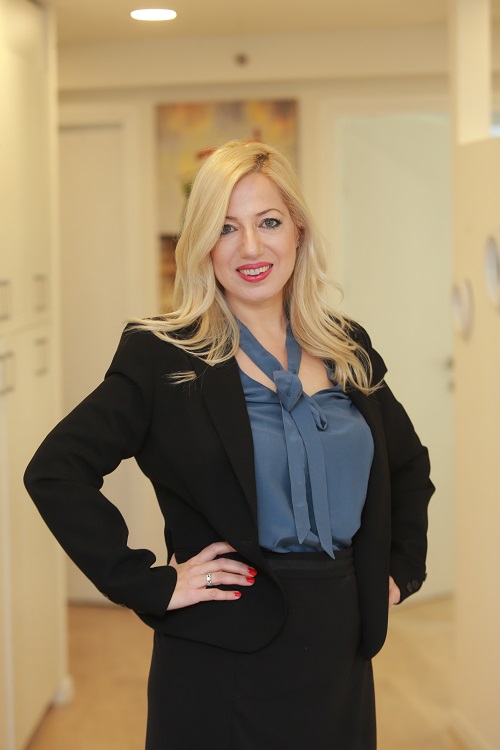 עורך דין משפחה, איימה לחנוק את האם בלילה אם לא תחתום על הסכמים לטובתה