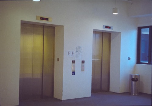 עו"ד מקרקעין, עיריית חיפה סירבה להנגיש בניין לקשישים – בית המשפט התערב