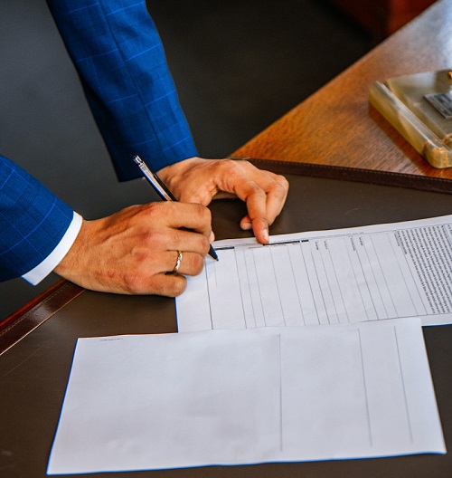 עורך דין גירושין, ביקש לבטל חלק מהסכם הגירושים כי עבר התעללות מינית בילדות