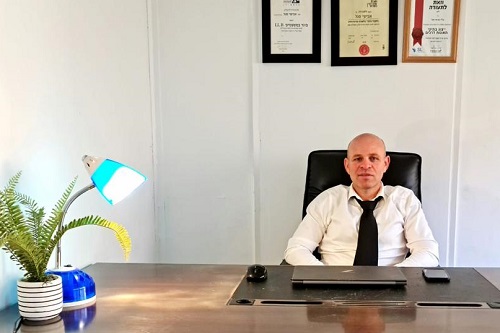 עורך דין ביטוח לאומי, סאונדמן שהרים ארגז כבד אובחן עם בקע: פגיעה בעבודה?